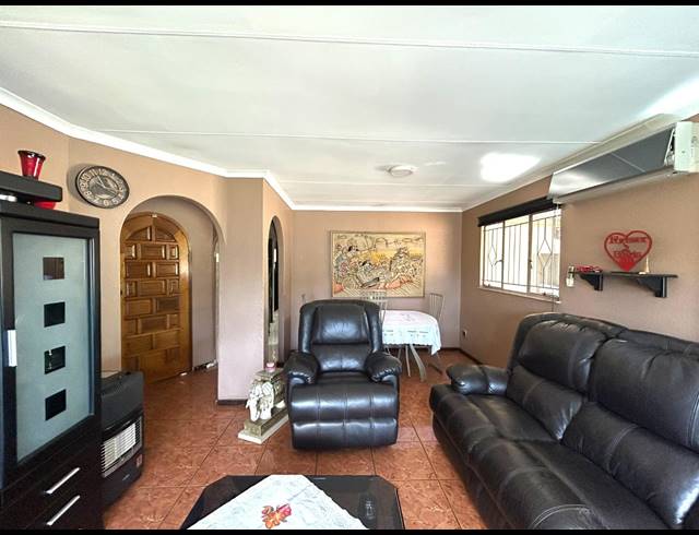 3 BEDROOM HOUSE FOR SALE IN MAYBERRY PARK